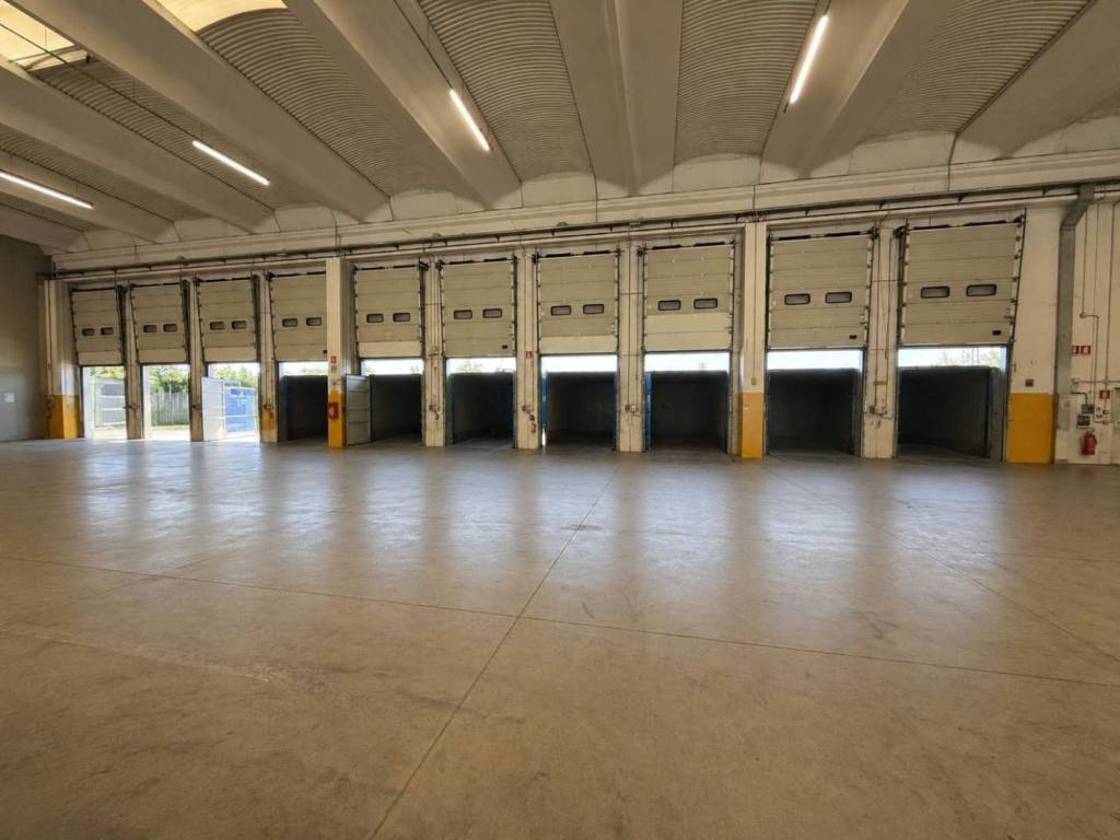 locale commerciale in affitto ad Azzano San Paolo
