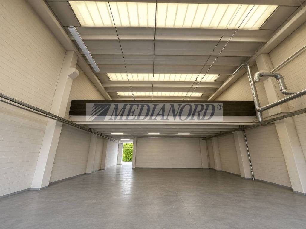 locale commerciale in affitto ad Azzano San Paolo