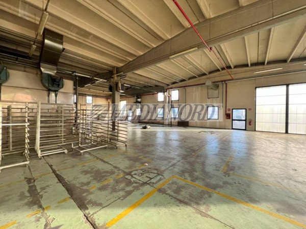 locale commerciale in affitto a Bagnatica