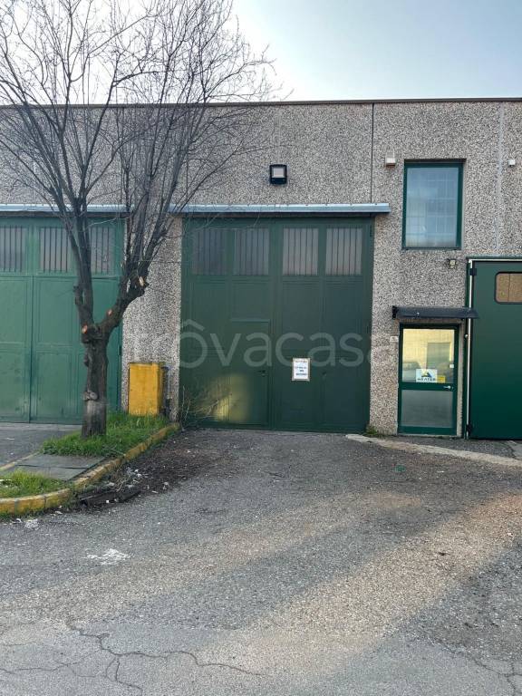 locale commerciale in affitto a Bagnatica