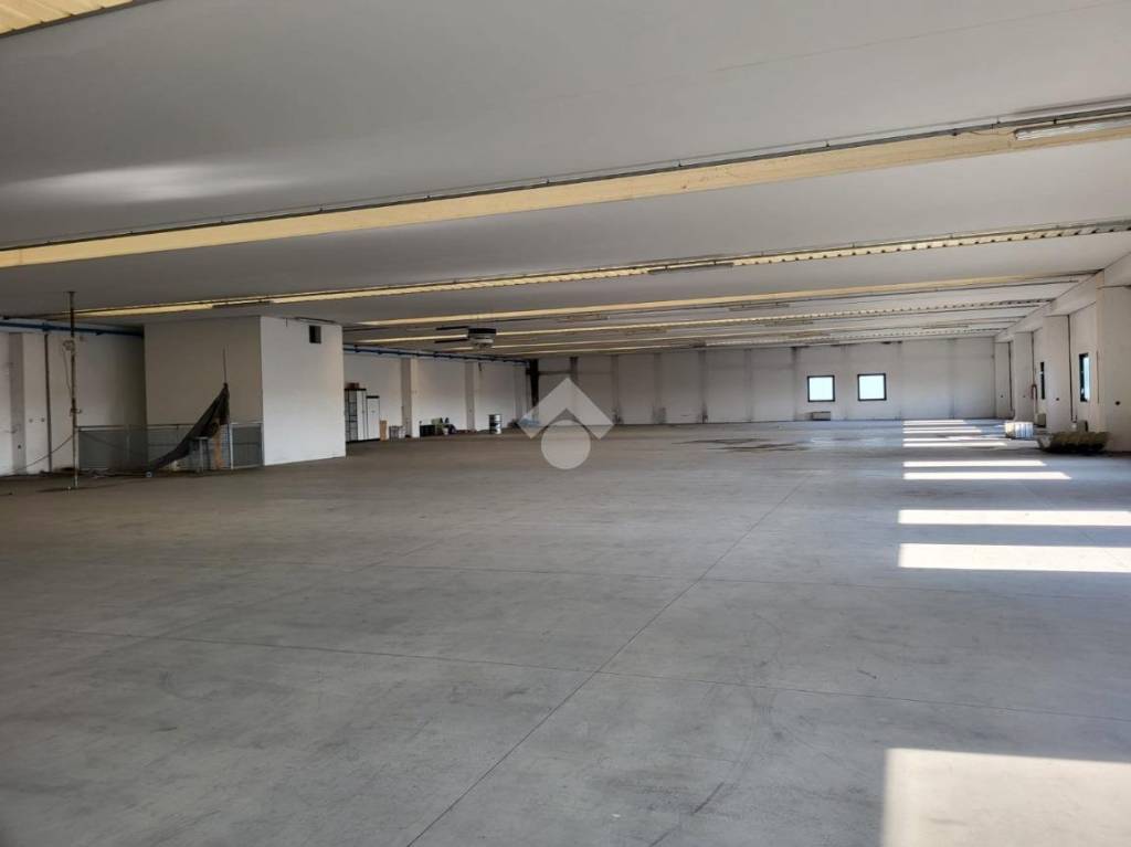 locale commerciale in affitto a Bagnatica