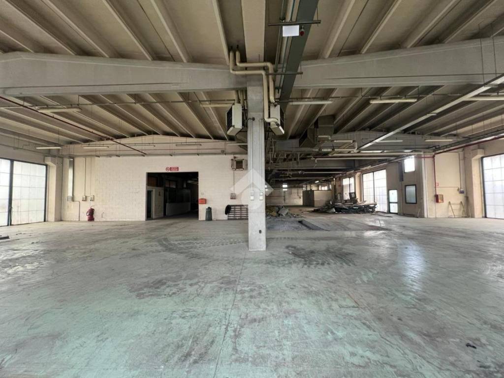 locale commerciale in affitto a Bagnatica