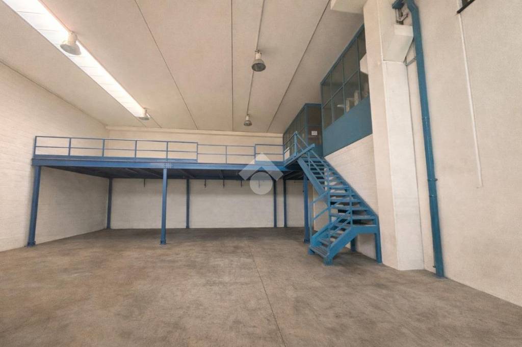 locale commerciale in affitto a Bagnatica