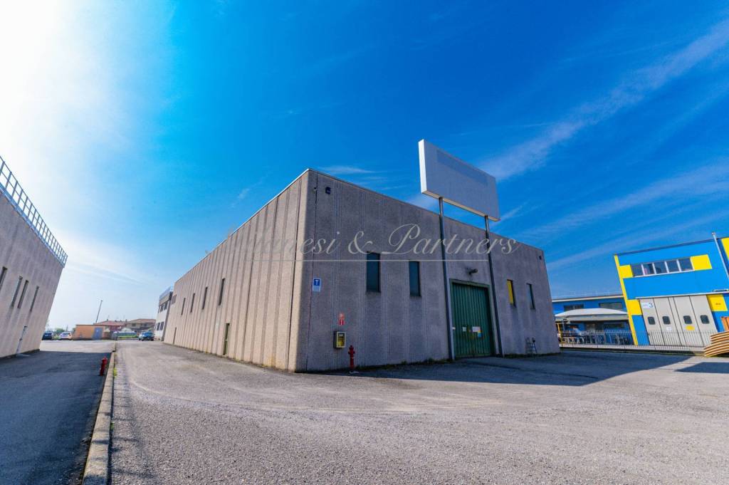 locale commerciale in affitto a Bagnatica
