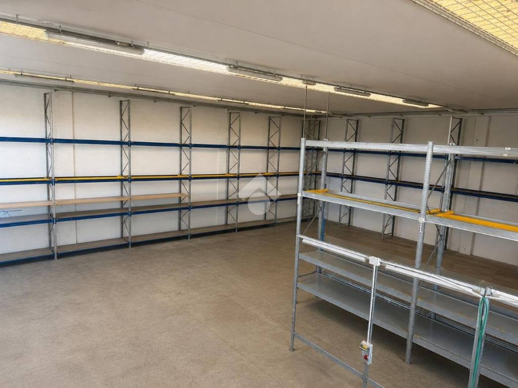 locale commerciale in affitto a Bagnatica