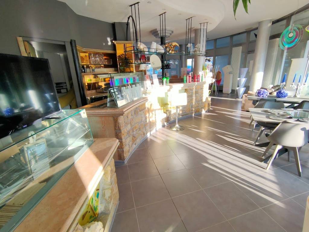 negozio in affitto a Bergamo in zona Colognola