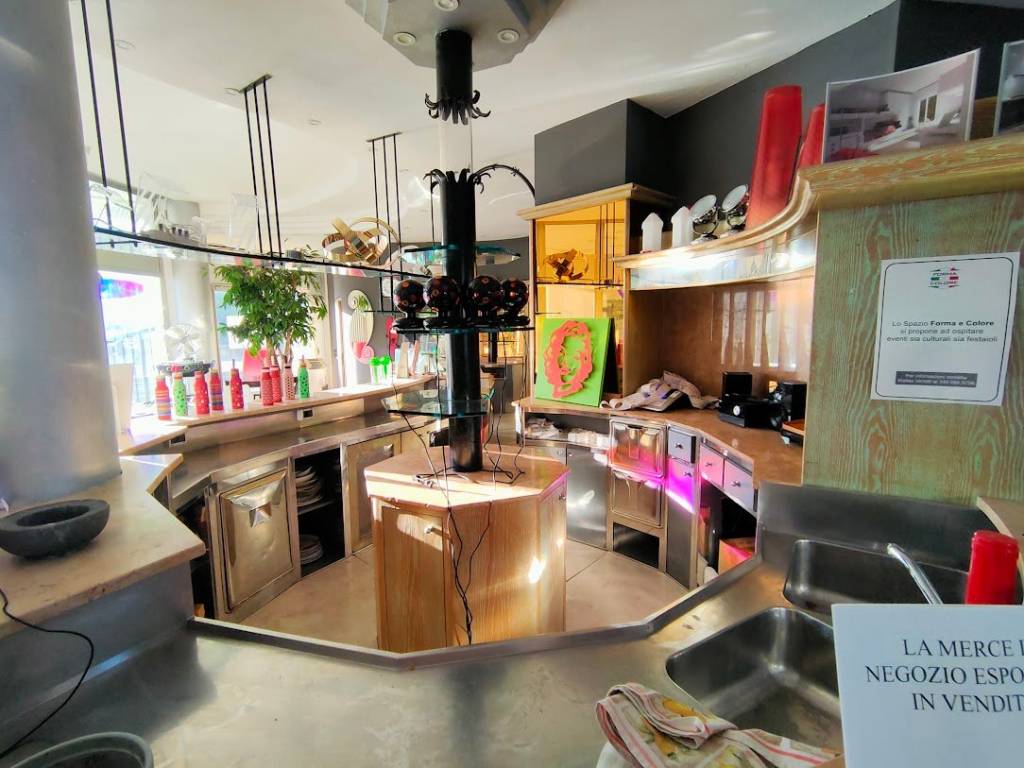 negozio in affitto a Bergamo in zona Colognola