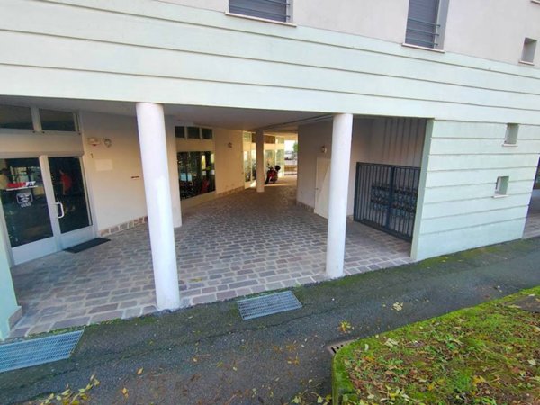 negozio in affitto a Bergamo in zona Canovine