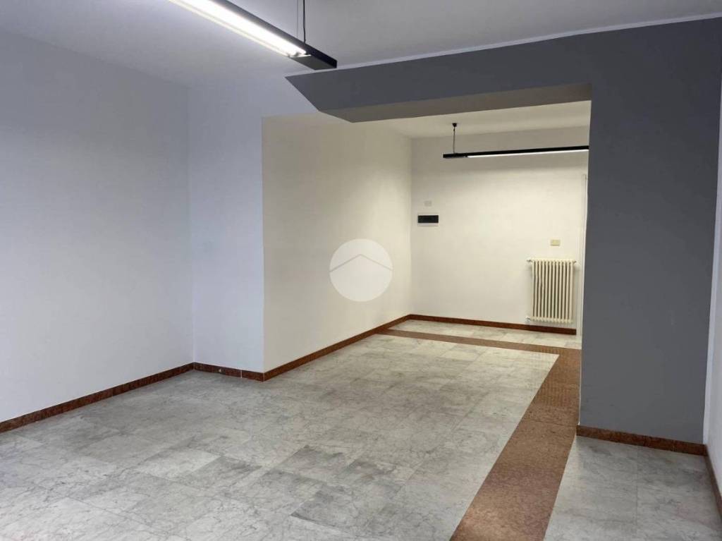 negozio in affitto a Bergamo in zona Borgo Palazzo