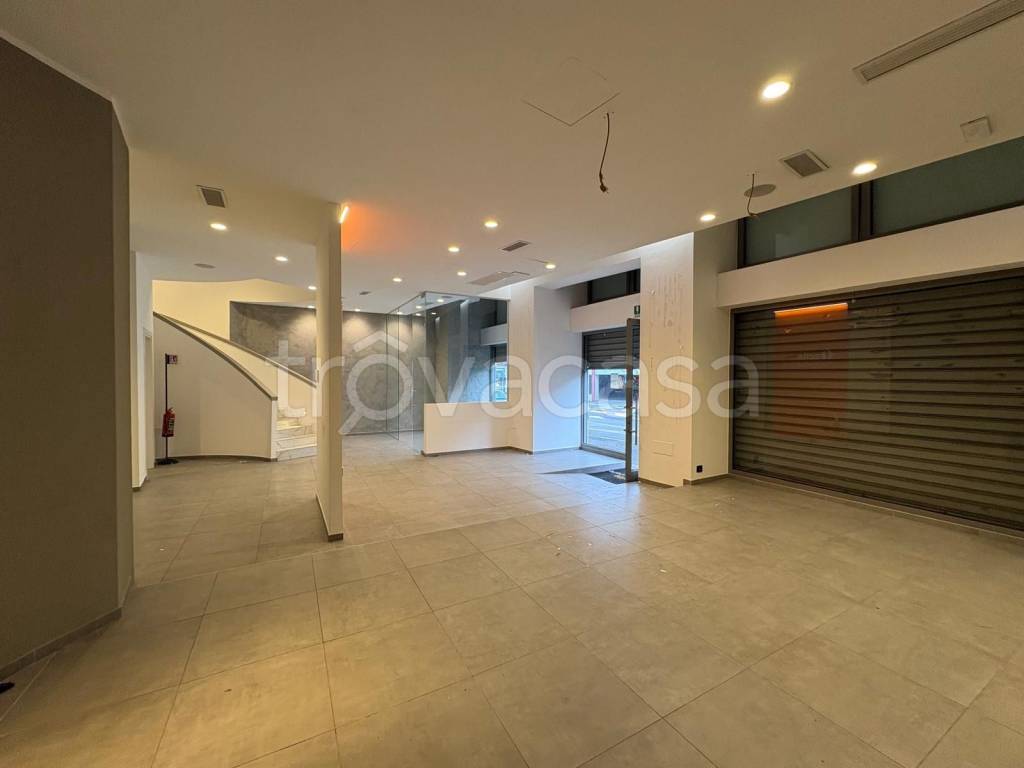 negozio in affitto a Bergamo in zona Canovine