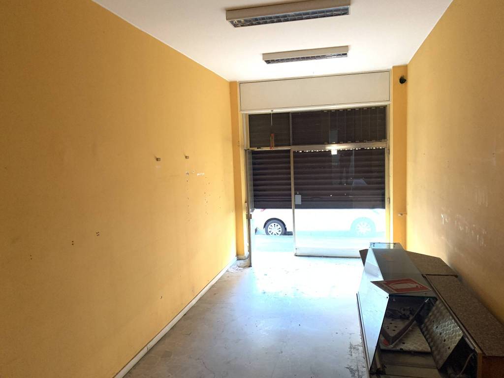 negozio in affitto a Bergamo in zona Colognola