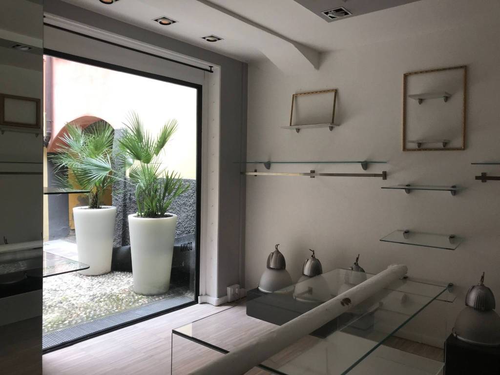 negozio in affitto a Bergamo in zona Borgo Palazzo