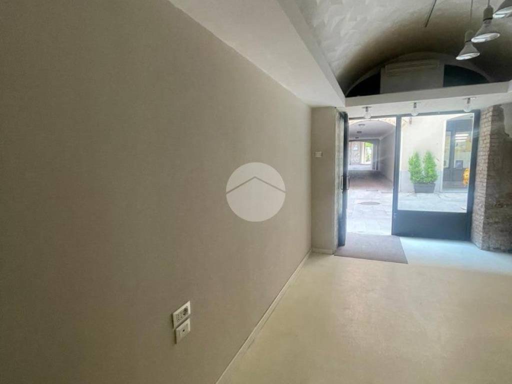 negozio in affitto a Bergamo in zona Borgo Palazzo