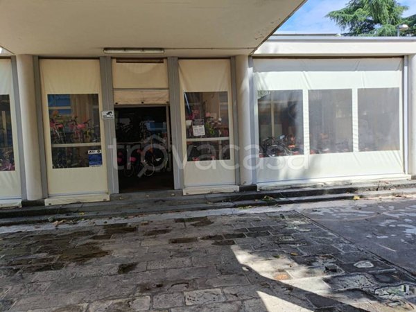 negozio in affitto a Bergamo in zona Redona