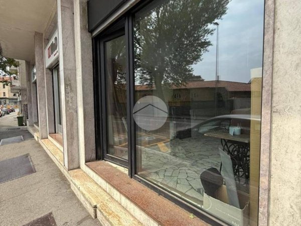negozio in affitto a Bergamo in zona Redona
