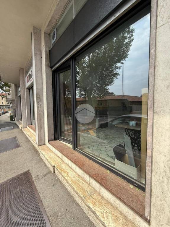 negozio in affitto a Bergamo in zona Borgo Santa Caterina