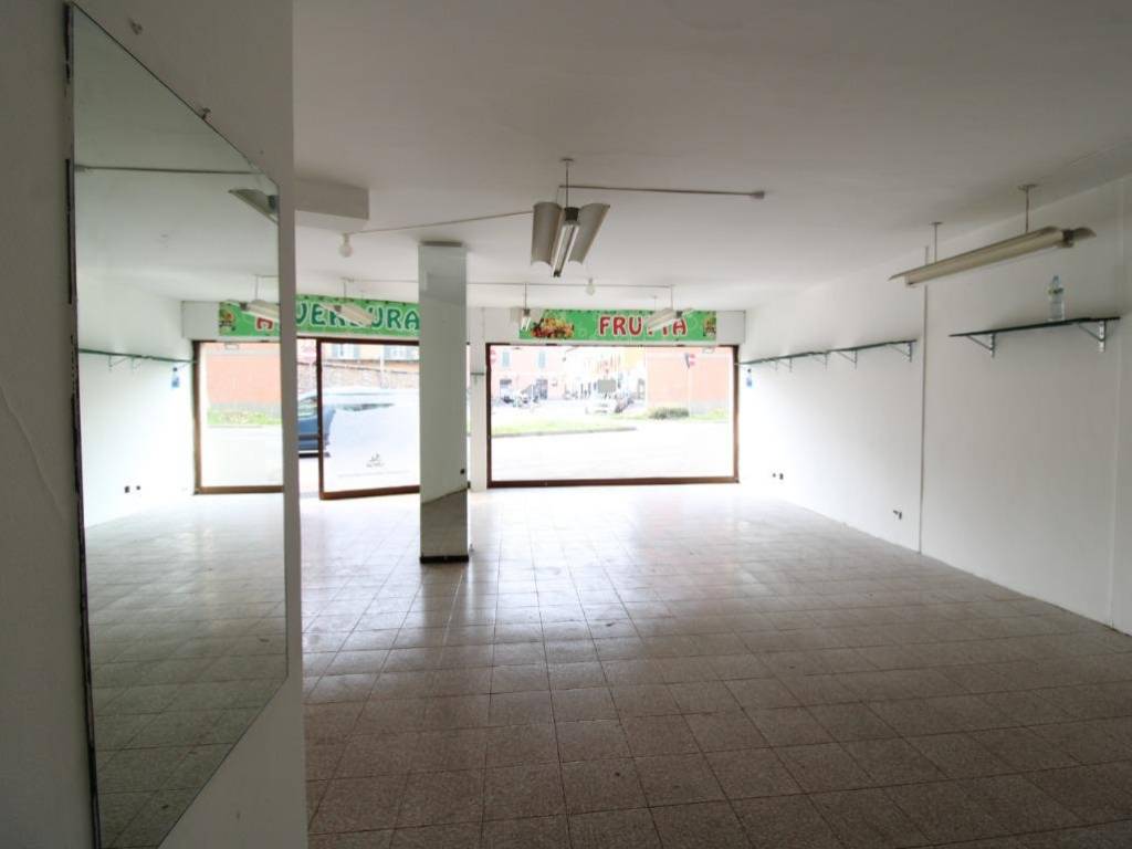 negozio in affitto a Bergamo in zona Canovine
