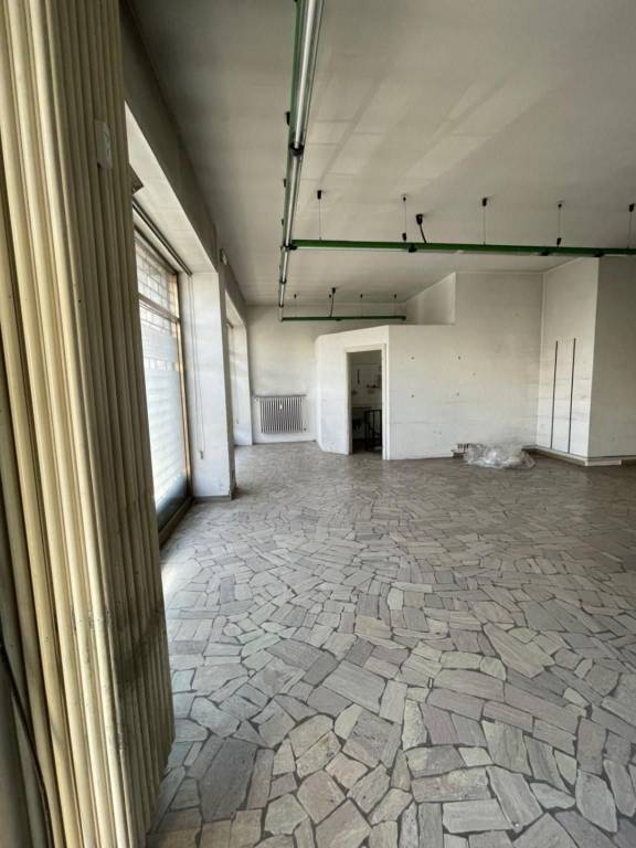 negozio in affitto a Bergamo in zona Borgo Palazzo