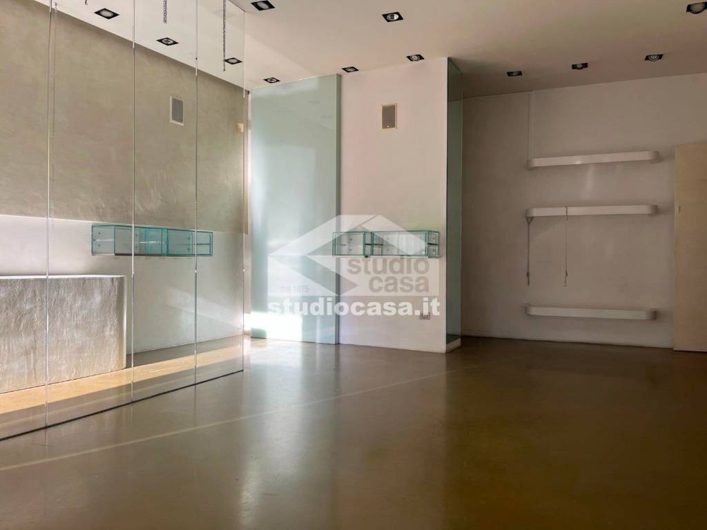 negozio in affitto a Bergamo in zona Borgo Palazzo