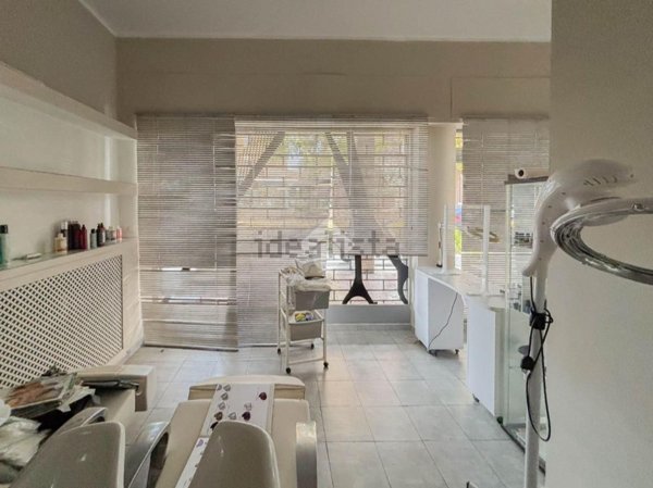 negozio in affitto a Bergamo in zona Colognola