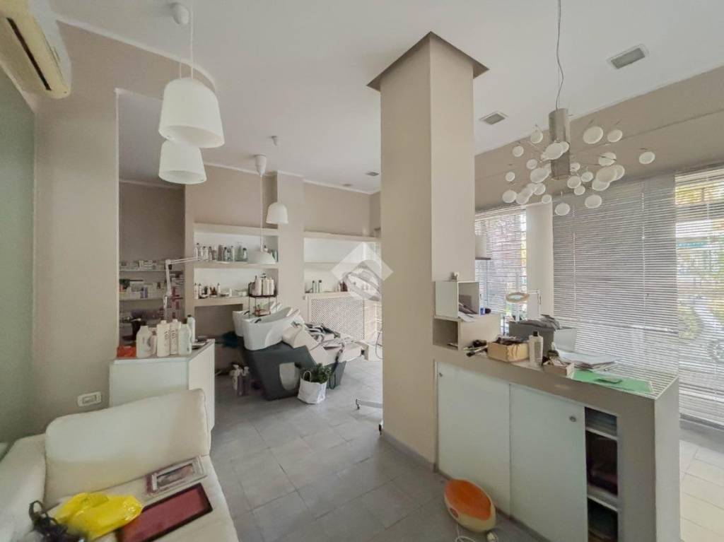 negozio in affitto a Bergamo in zona Colognola