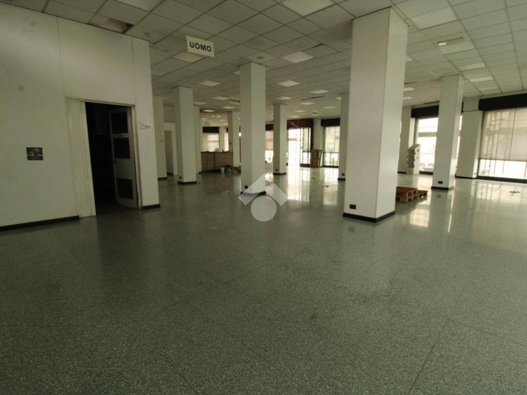 negozio in affitto a Bergamo in zona Colognola