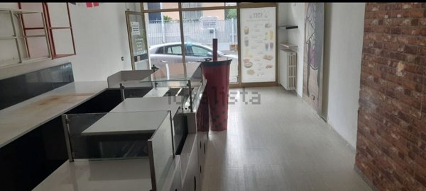 negozio in affitto a Bergamo in zona Longuelo