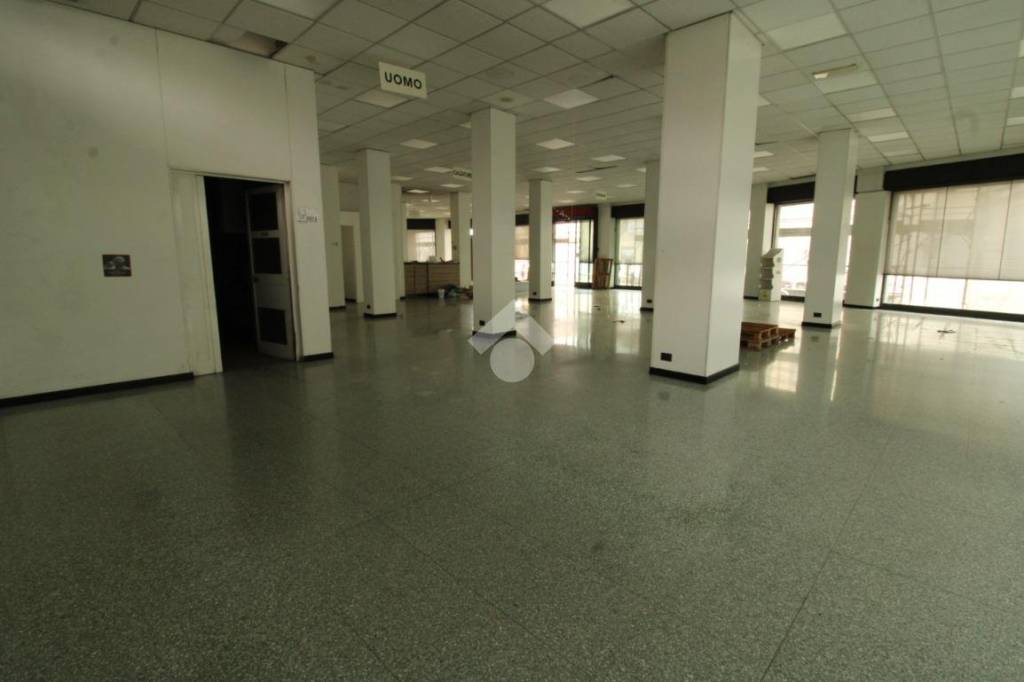 negozio in affitto a Bergamo in zona Canovine