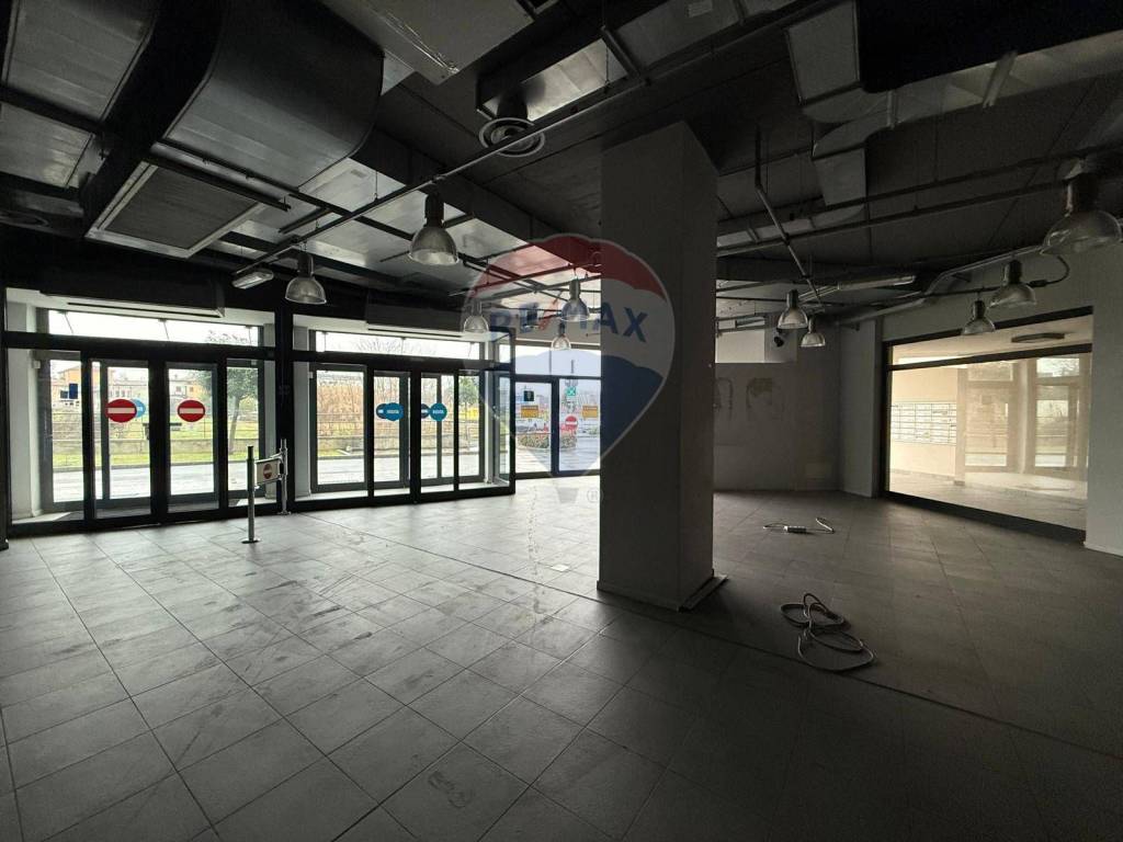 negozio in affitto a Bergamo in zona Canovine
