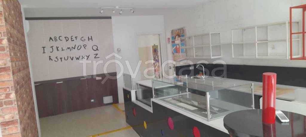 negozio in affitto a Bergamo in zona Longuelo