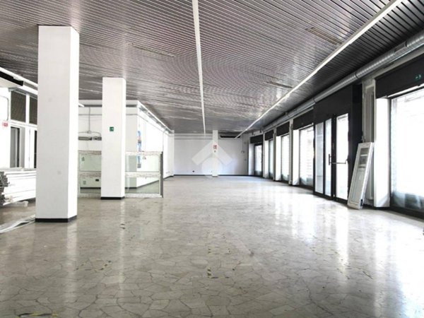 negozio in affitto a Bergamo in zona Colognola