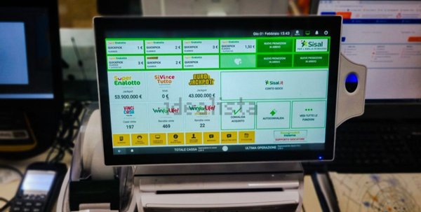 negozio in affitto a Bergamo in zona Colognola