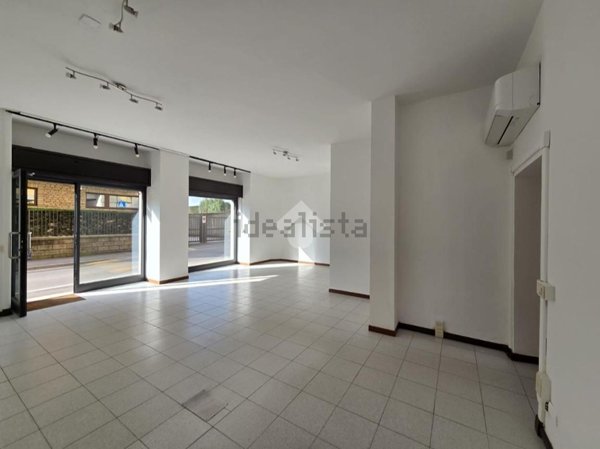 negozio in affitto a Bergamo in zona Boccaleone