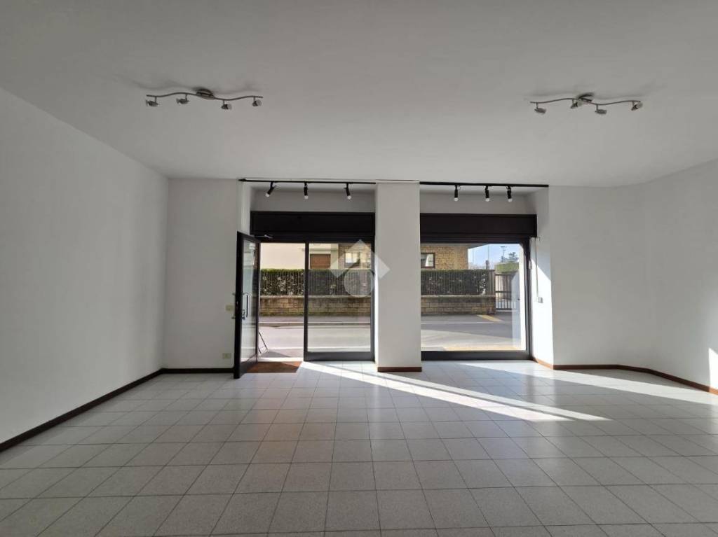 negozio in affitto a Bergamo in zona Boccaleone