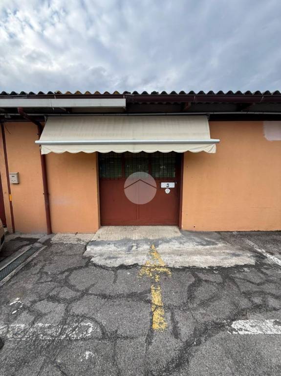 negozio in affitto a Bergamo in zona Canovine
