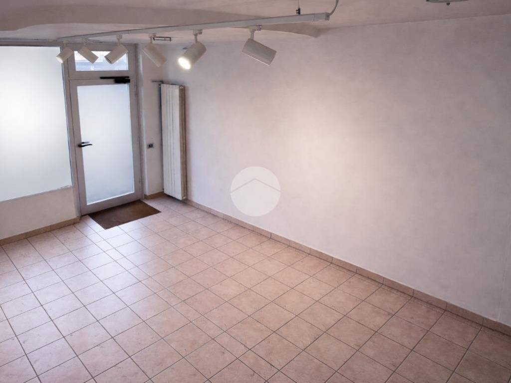 negozio in affitto a Bergamo in zona Canovine