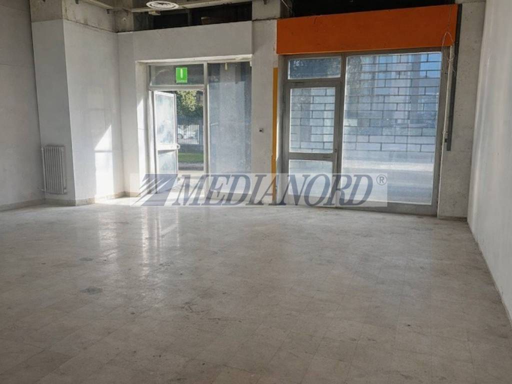 negozio in affitto a Bergamo in zona Campagnola