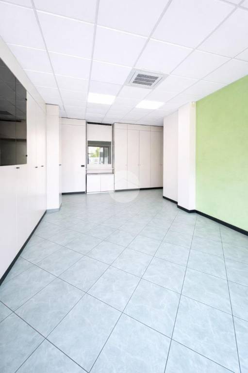 negozio in affitto a Bergamo in zona Campagnola