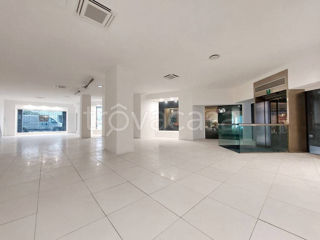 negozio in affitto a Bergamo in zona Bergamo Centro