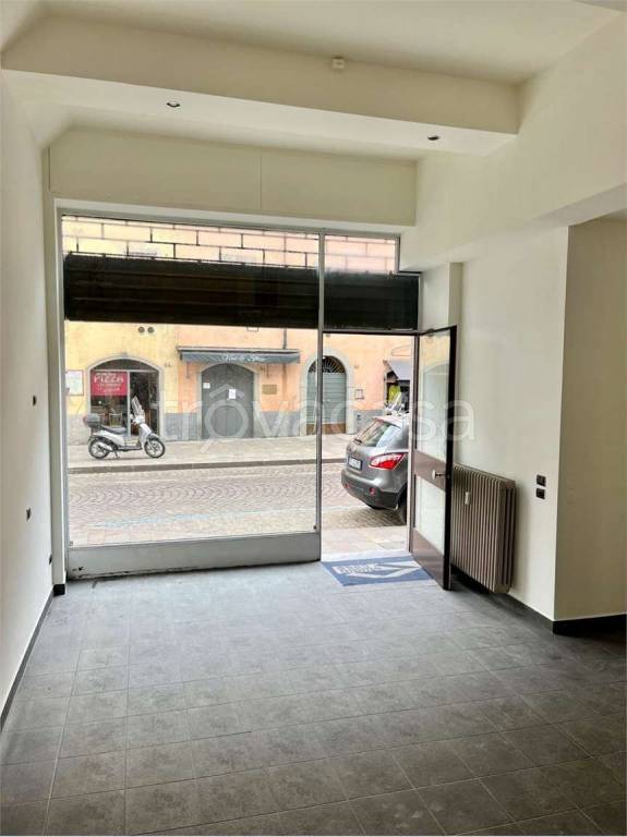 negozio in affitto a Bergamo in zona Borgo Santa Caterina