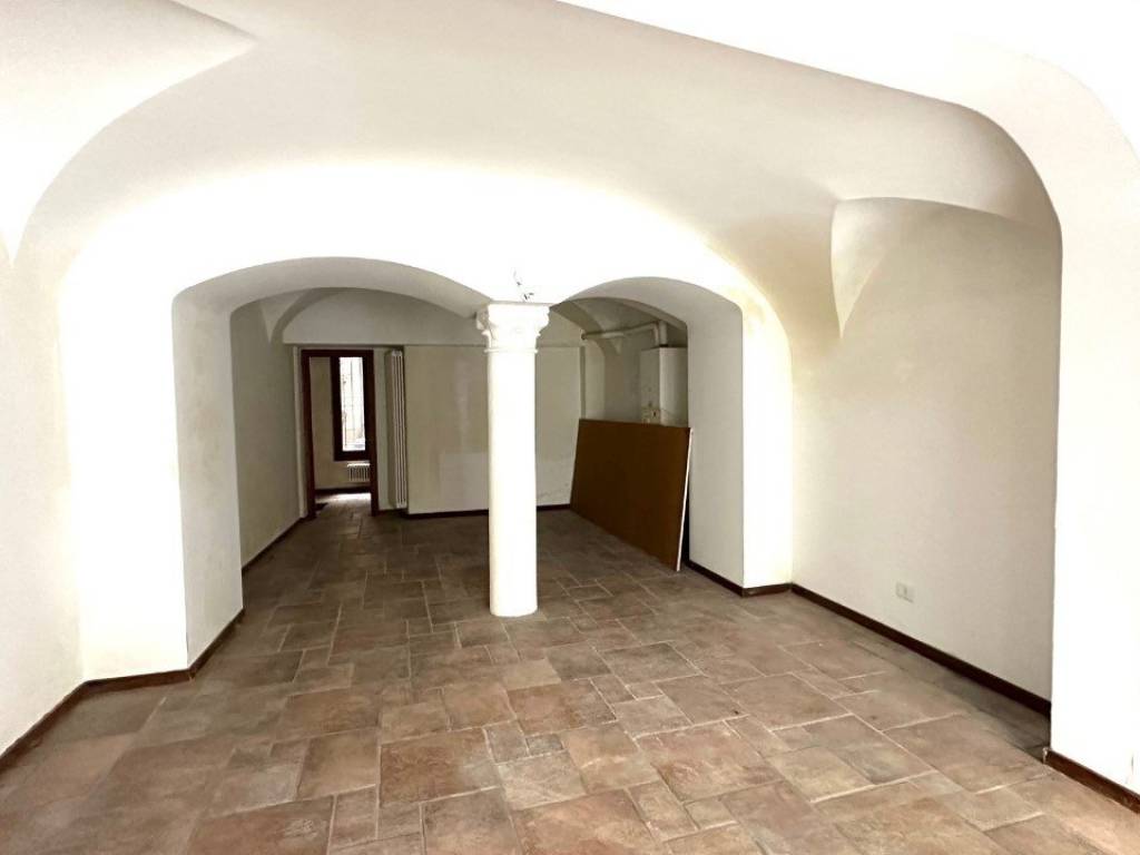 negozio in affitto a Bergamo in zona Redona