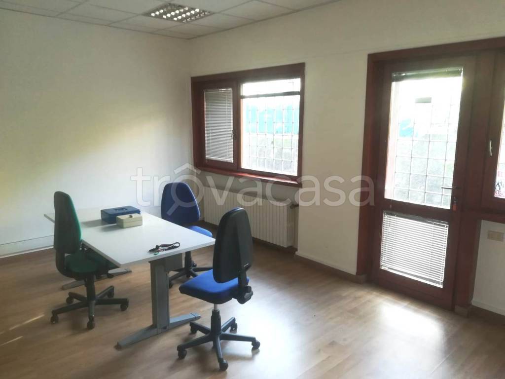 negozio in affitto a Bergamo in zona Conca Fiorita