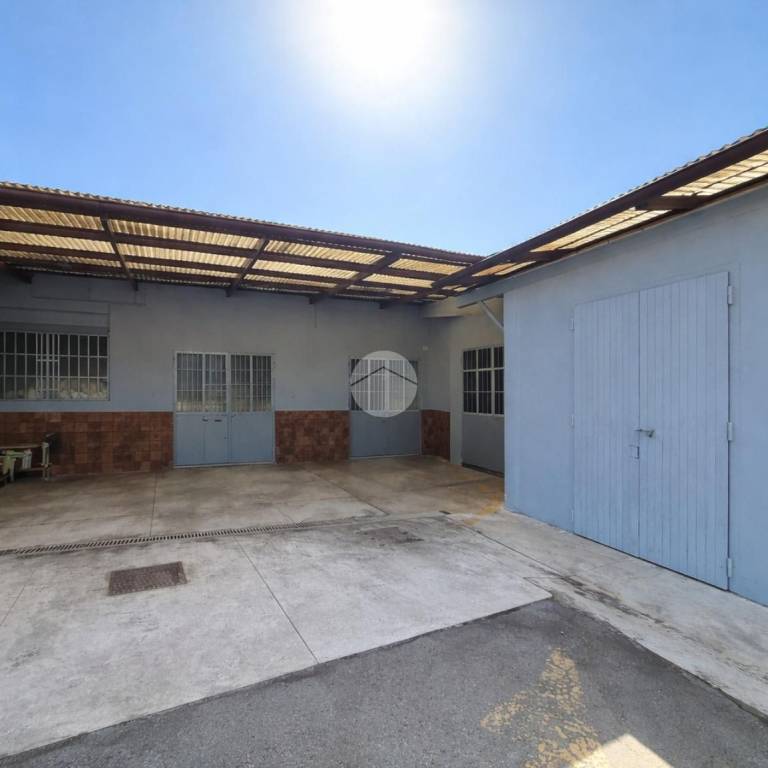 negozio in affitto a Bergamo in zona Canovine