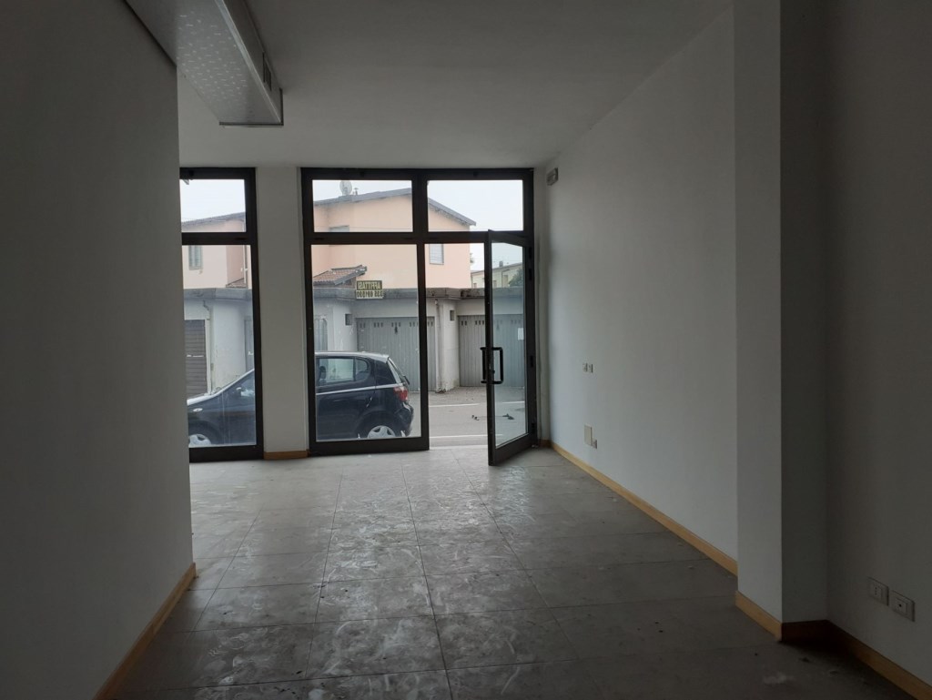 negozio in affitto a Bergamo in zona Villaggio degli Sposi