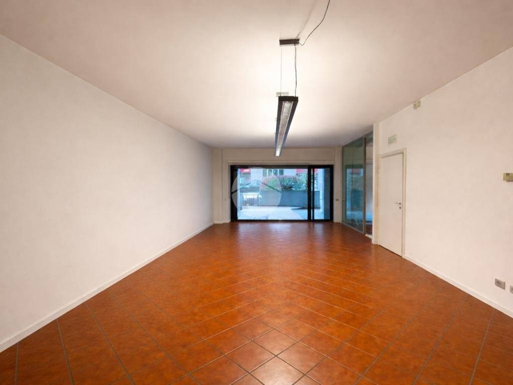 negozio in affitto a Bergamo in zona Borgo Palazzo
