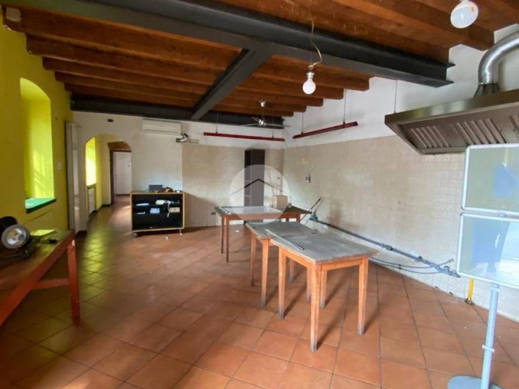 negozio in affitto a Bergamo in zona Colognola