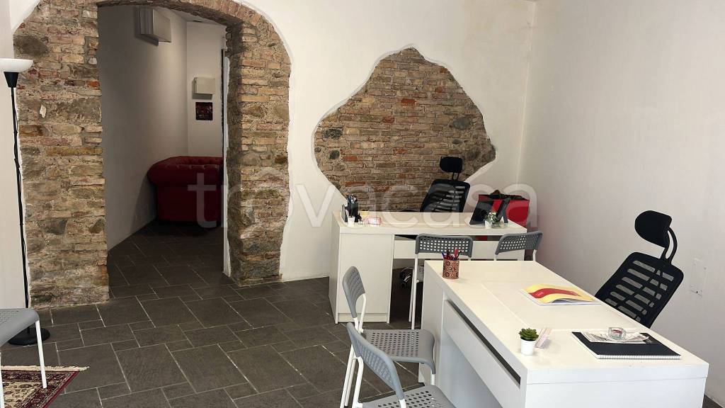 negozio in affitto a Bergamo in zona Colognola