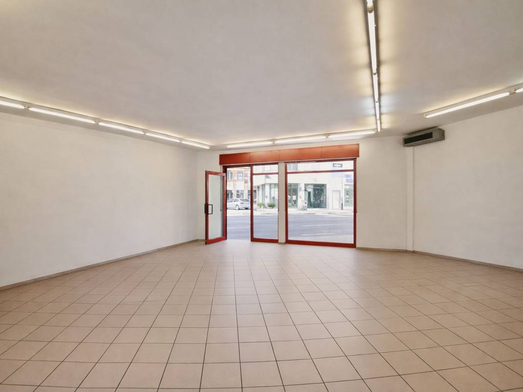 negozio in affitto a Bergamo in zona Borgo Santa Caterina