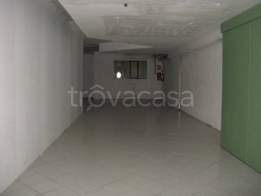 locale commerciale in affitto a Brembate di Sopra