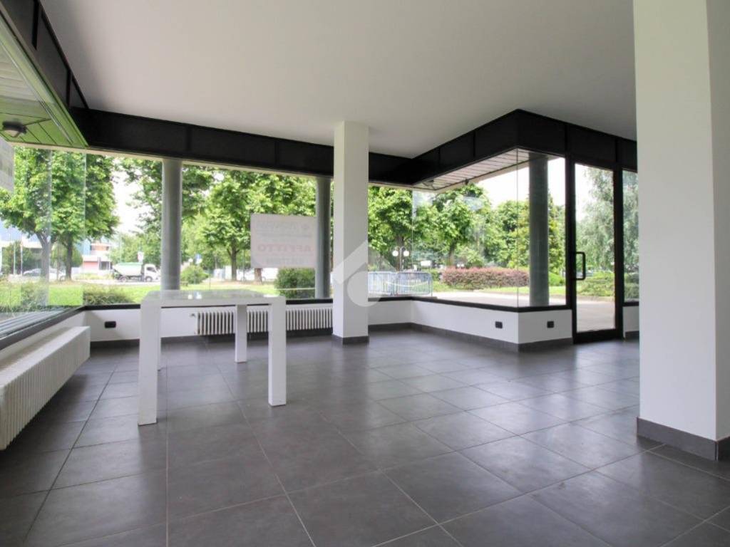 negozio in affitto a Brembate di Sopra